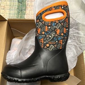 Brand New Bogs construction print Size 11 (kids) winter boots 100%WATERPROOF